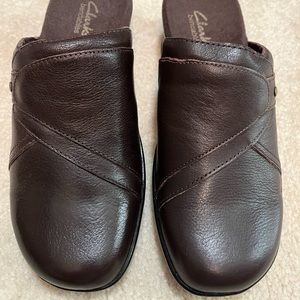 NEW Clarks Clogs. May Cup. Brown size 6.